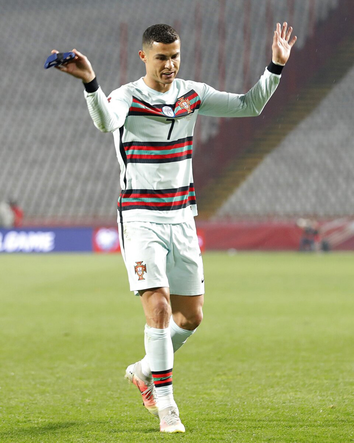 Băng đội trưởng bị Cristiano Ronaldo n&eacute;m được đem b&aacute;n đấu gi&aacute; - Ảnh 1