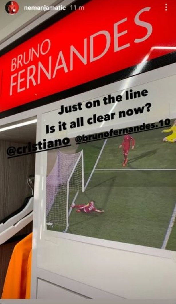 Tủ đồ của Bruno Fernandes ở MU treo ảnh Ronaldo - Ảnh 1