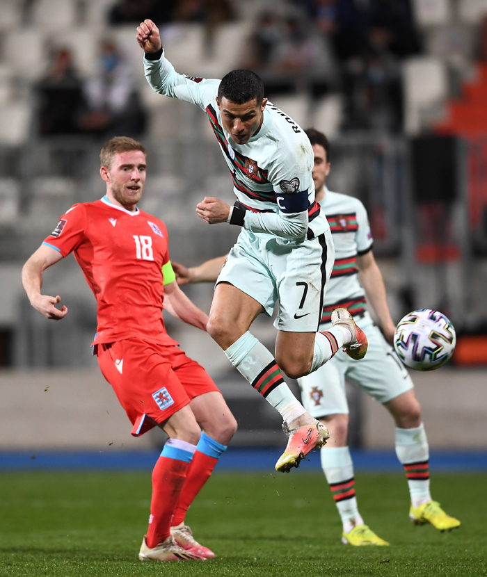 V&ograve;ng loại World Cup 2022: Cristiano Ronaldo c&oacute; b&agrave;n thắng đầu ti&ecirc;n - Ảnh 1