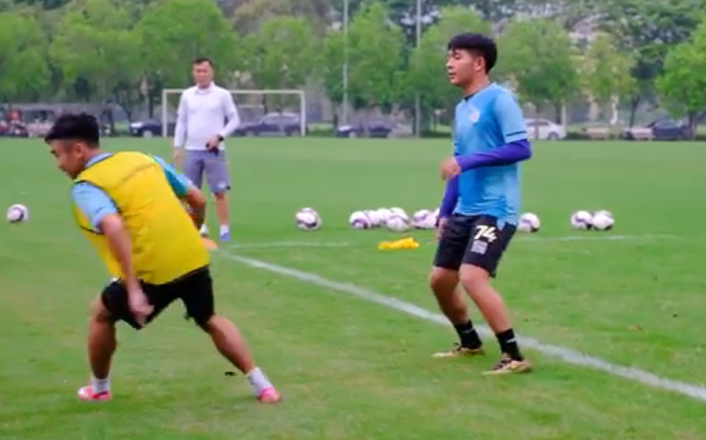 HLV Dương Hồng Sơn chỉ đạo cầu thủ H&agrave; Nội tập luyện - Ảnh 1