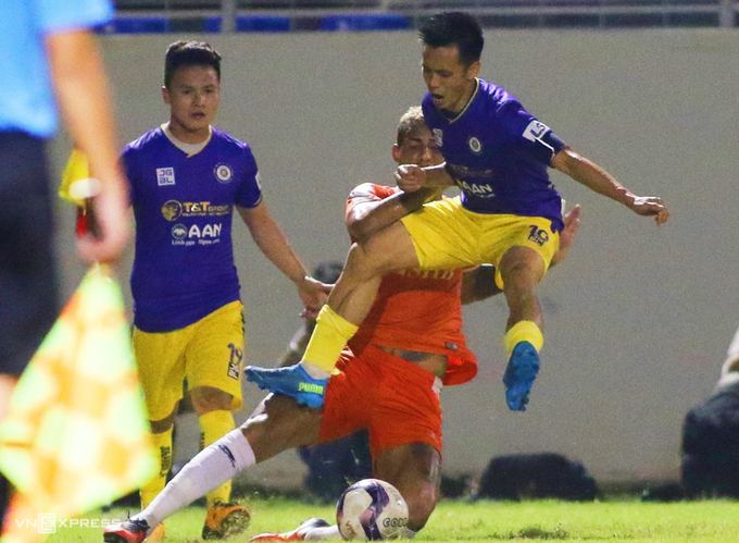 Văn Quyết v&agrave; Việt Anh ch&iacute;nh thức nhận &aacute;n phạt nguội của VFF - Ảnh 1