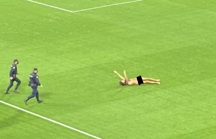 Cầu thủ MU sững sờ trước CĐV khỏa th&acirc;n tr&ecirc;n s&acirc;n Granada - Ảnh 1