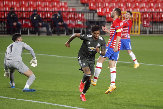 Rashford v&agrave; Bruno Fernandes gi&uacute;p MU lập cột mốc ấn tượng - Ảnh 1