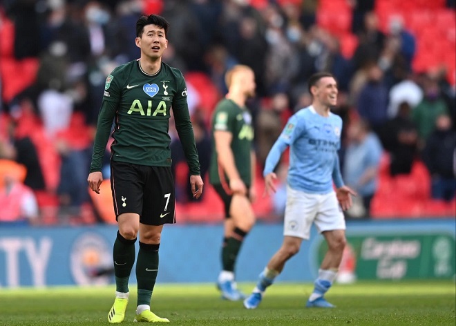 Ch&ugrave;m ảnh: Cầu thủ Man City 'dỗ d&agrave;nh' Son Heung-min - Ảnh 1