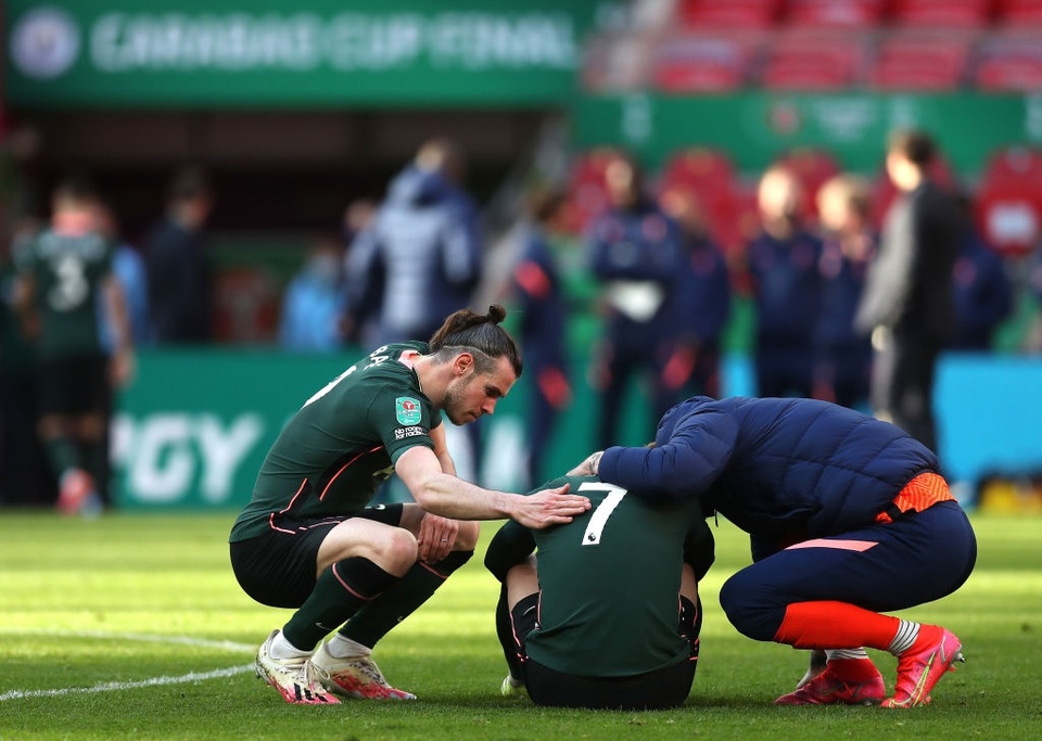 Ch&ugrave;m ảnh: Cầu thủ Man City 'dỗ d&agrave;nh' Son Heung-min - Ảnh 3