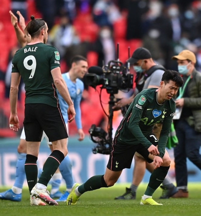 Ch&ugrave;m ảnh: Cầu thủ Man City 'dỗ d&agrave;nh' Son Heung-min - Ảnh 4