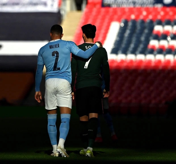 Ch&ugrave;m ảnh: Cầu thủ Man City 'dỗ d&agrave;nh' Son Heung-min - Ảnh 8