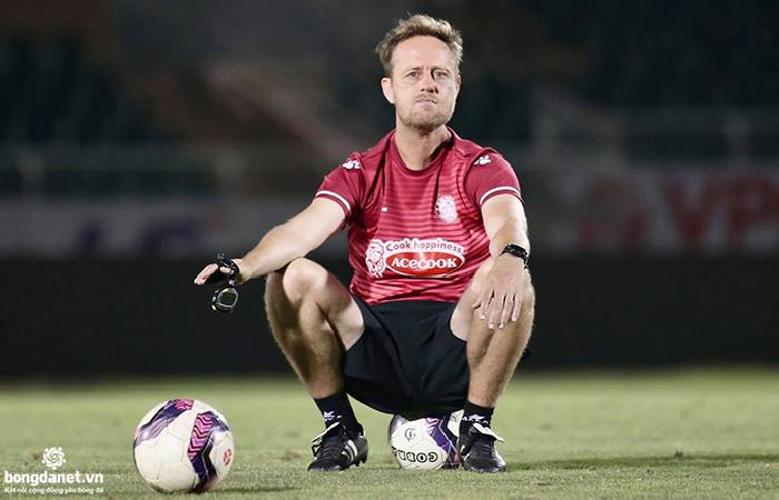 HLV Dusit ch&iacute;nh thức chia tay Pathum United, chuẩn bị đến Việt Nam - Ảnh 1