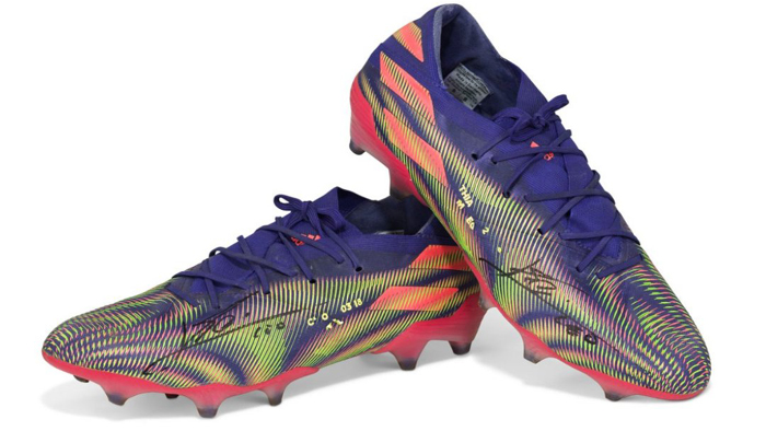 Đ&ocirc;i gi&agrave;y gi&uacute;p Messi ph&aacute; kỷ lục của Pele được b&aacute;n với gi&aacute; bao nhi&ecirc;u? - Ảnh 1