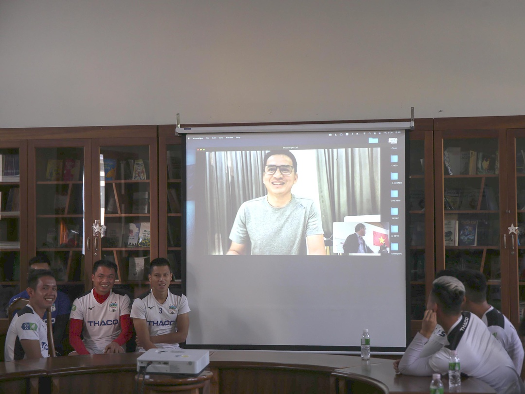 HLV Kiatisak giao 'b&agrave;i tập về nh&agrave;' cho cầu thủ HAGL - Ảnh 1