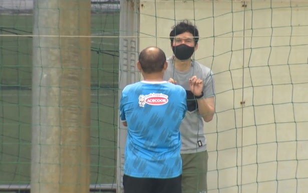 ĐT Việt Nam đ&oacute;n vị kh&aacute;ch đặc biệt ở buổi tập đầu ti&ecirc;n - Ảnh 1