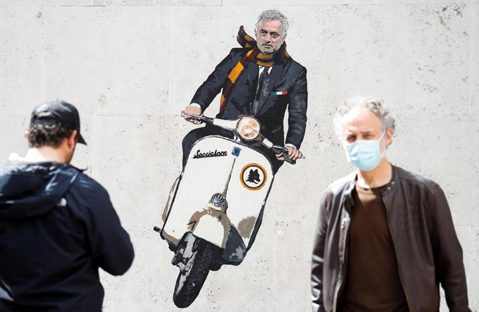 Ch&ugrave;m ảnh 'so&aacute;i ca' Mourinho ph&oacute;ng vespa tr&ecirc;n đường phố Roma - Ảnh 6