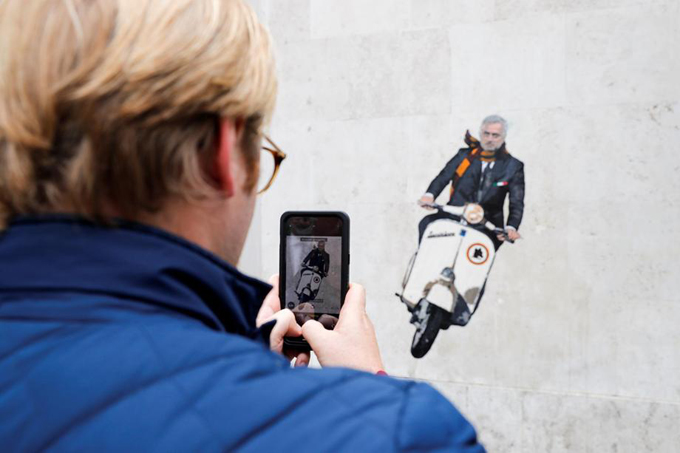 Ch&ugrave;m ảnh 'so&aacute;i ca' Mourinho ph&oacute;ng vespa tr&ecirc;n đường phố Roma - Ảnh 7