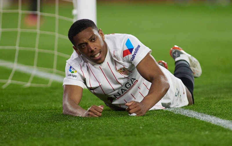 Sevilla đang đ&ograve;i trả về nơi sản xuất, Martial lại bị vợ bỏ v&igrave; 