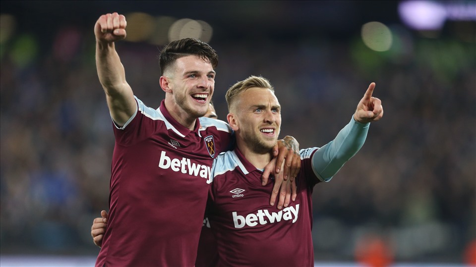 Bản tin s&aacute;ng 15/4: Barca bị loại đầy cay đắng; UEFA 