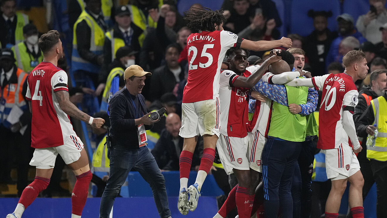 Bản tin s&aacute;ng 21/4: Arsenal trở lại đường đua; Man City đ&ograve;i lại ng&ocirc;i đầu NHA - Ảnh 2