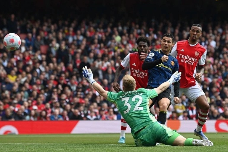Ronaldo được khuy&ecirc;n rời Old Trafford, gia nhập k&igrave;nh địch của Man United - Ảnh 2