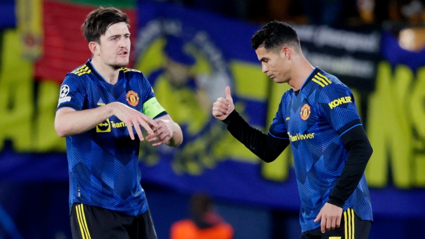 Ronaldo v&agrave; Maguire khiến ph&ograve;ng thay đồ của Man United 