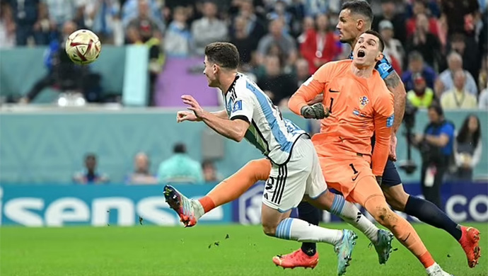 Messi bất ngờ bị loạt huyền thoại &ldquo;quay lưng&rdquo; tr&ecirc;n s&oacute;ng truyền h&igrave;nh - Ảnh 1
