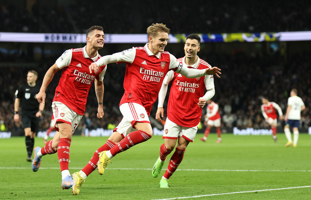 Gary Neville tr&ugrave; ẻo Arsenal ở cuộc đua v&ocirc; địch - Ảnh 2