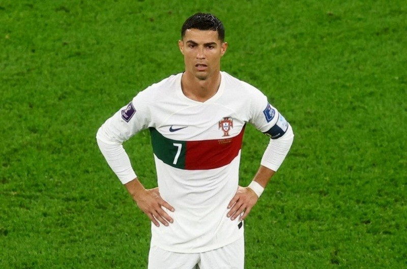Ronaldo ch&iacute;nh thức bật khỏi top 50 cầu thủ hay nhất thế giới - Ảnh 2