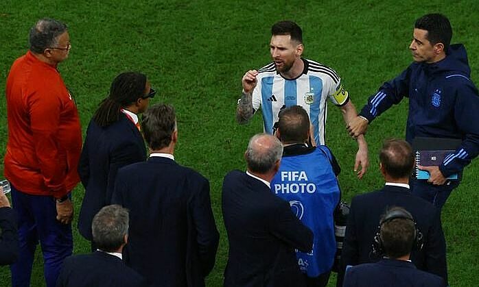 Messi hối hận v&igrave; chế nhạo HLV Louis Van Gaal - Ảnh 1