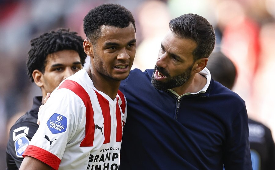 Gakpo đ&aacute;p trả Van Nistelrooy: 