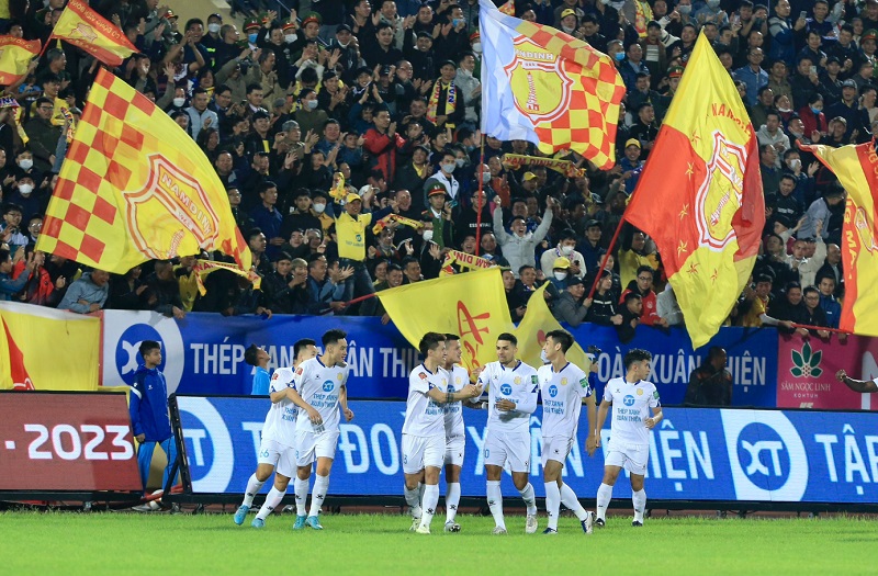 Cuộc đua tr&ecirc;n BXH V-League hấp dẫn ngay từ những v&ograve;ng đầu ti&ecirc;n