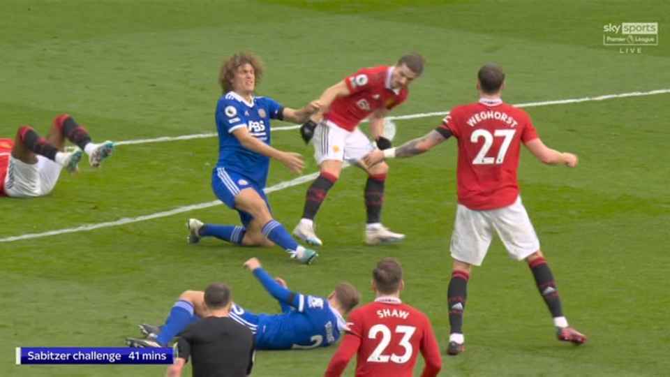 V&igrave; sao Marcel Sabitzer lại tho&aacute;t thẻ đỏ trước Leicester? - Ảnh 1