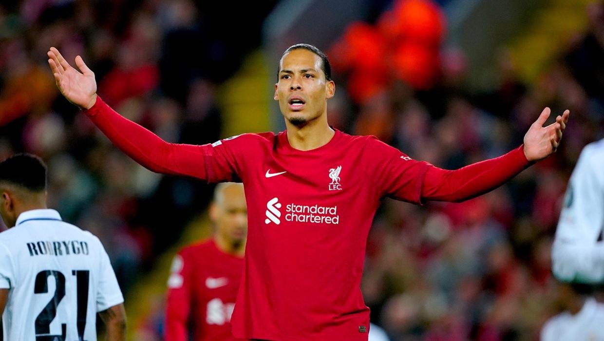 Carragher ch&ecirc; Van Dijk hết thời, đ&ograve;i Klopp l&agrave;m một việc đi&ecirc;n rồ - Ảnh 2