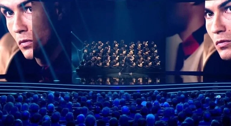 FIFA ăn no gạch đ&aacute; từ cộng đồng mạng v&igrave; chế nhạo Ronaldo - Ảnh 1