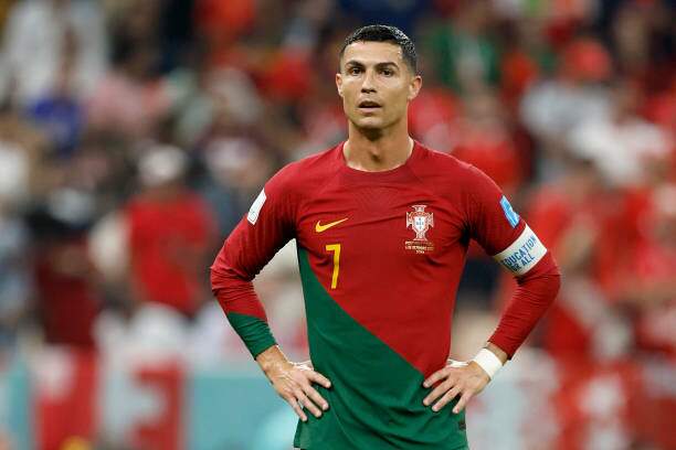 FIFA ăn no gạch đ&aacute; từ cộng đồng mạng v&igrave; chế nhạo Ronaldo - Ảnh 2