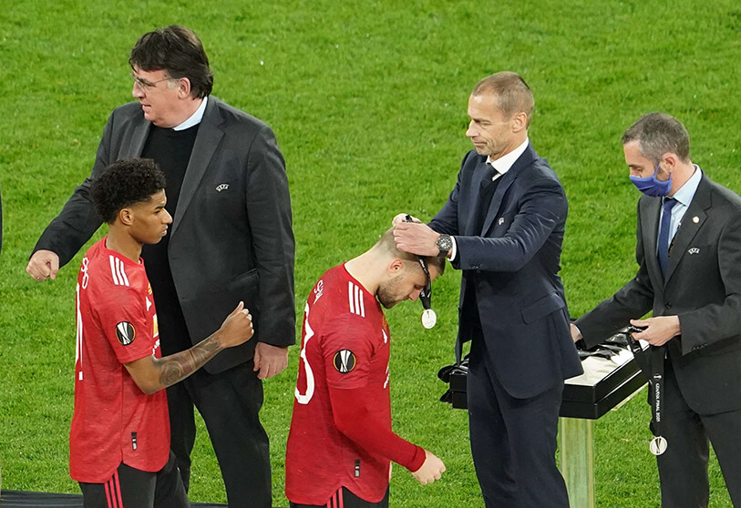 Luke Shaw x&uacute;c động v&igrave; xo&aacute; bỏ được 