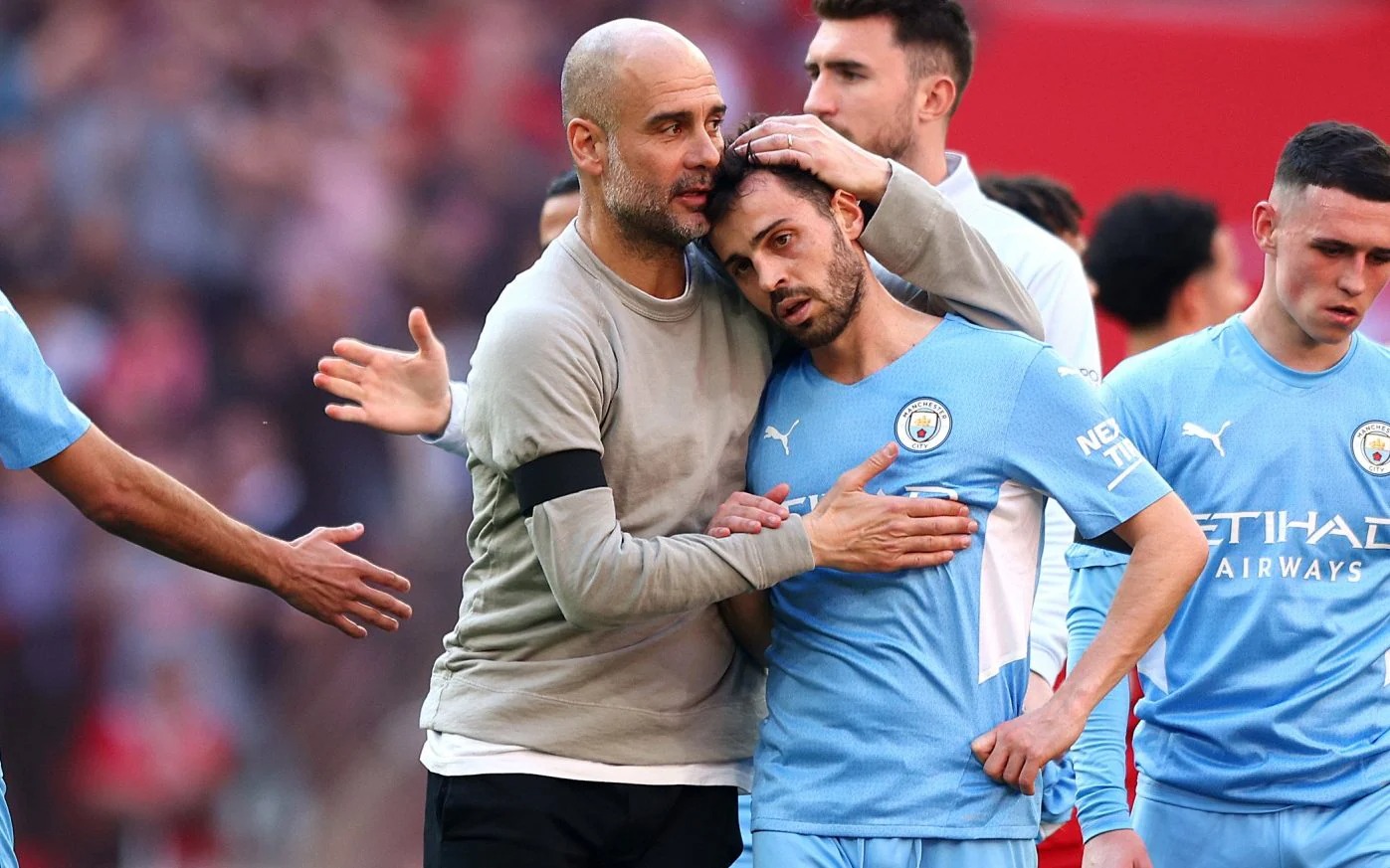 Cựu HLV Gary Neville ch&ecirc; c&aacute;ch huấn luyện của Pep Guardiola - Ảnh 1
