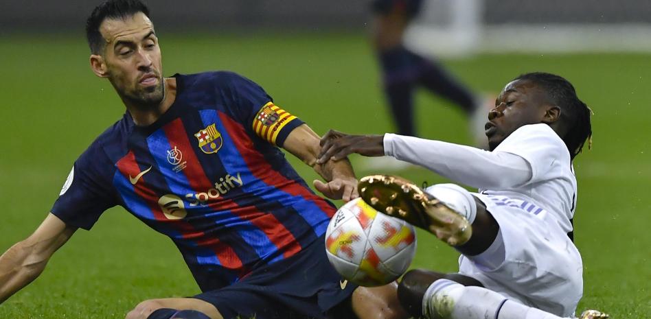 Vượt qua Messi, Busquets thiết lập 2 kỷ lục mới ở El Clasico - Ảnh 2