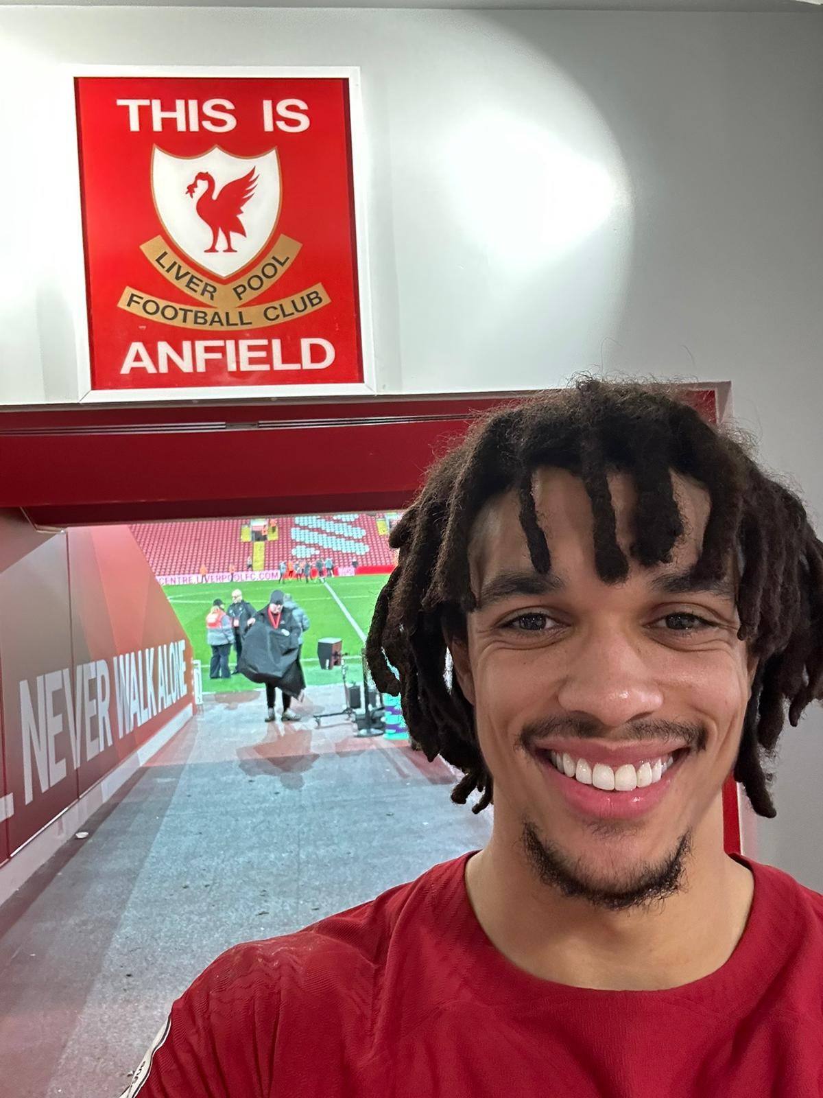 Bellingham thả th&iacute;nh Liverpool sau m&agrave;n sỉ nhục Man United - Ảnh 1