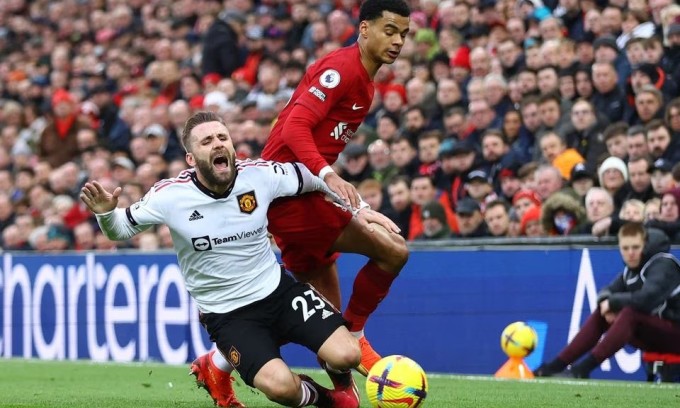Luke Shaw chỉ ra nguy&ecirc;n nh&acirc;n khi&ecirc;n Quỷ Đỏ thảm bại tại Anfield - Ảnh 1