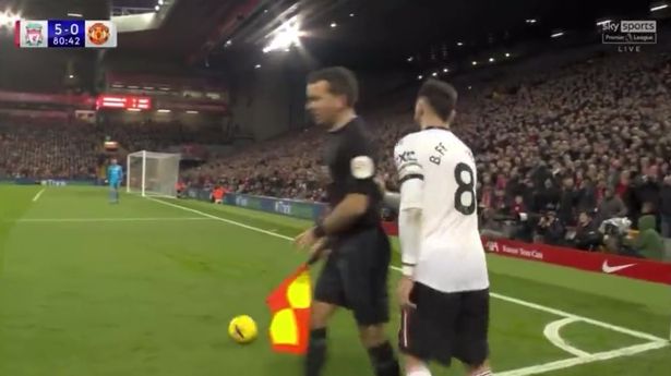 V&igrave; sao Bruno Fernandes đẩy trọng t&agrave;i m&agrave; kh&ocirc;ng bị phạt? - Ảnh 1