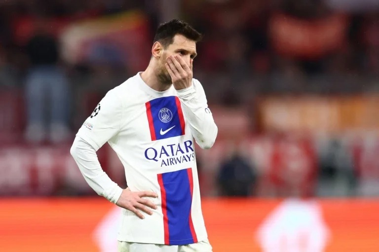 Messi hứng chịu l&agrave;n s&oacute;ng gạch đ&aacute; sau thất bại ở Champions League - Ảnh 1