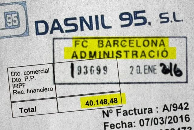Đang tr&agrave;n trề cơ hội v&ocirc; địch, Barca vẫn c&oacute; thể xuống hạng v&agrave;o cuối m&ugrave;a - Ảnh 1