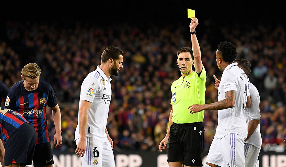 Tin Real 20/3: Vinicius bị CĐV Barca lăng mạ; Real c&oacute; cột mốc buồn ở SKĐ - Ảnh 1