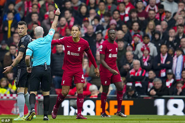 Đ&aacute; đểu Vidic, Carragher t&acirc;ng bốc Van Dijk l&ecirc;n tận m&acirc;y xanh - Ảnh 1