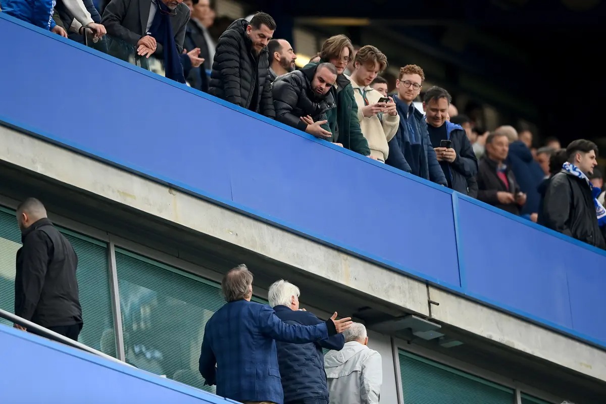 &Ocirc;ng chủ Chelsea c&atilde;i nhau tay đ&ocirc;i với CĐV v&igrave; một l&yacute; do - Ảnh 2