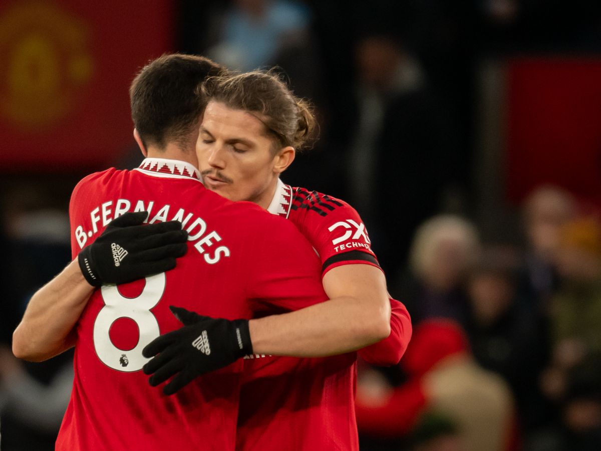 Sabitzer ngả mũ th&aacute;n phục 3 cầu thủ của Man United - Ảnh 2