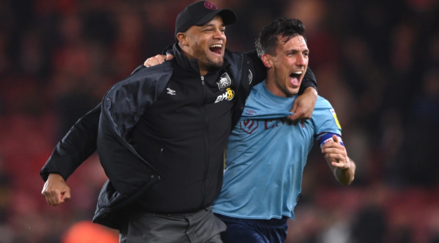 Được Chelsea v&agrave; Tottenham mời ch&agrave;o, HLV Kompany tỏ r&otilde; th&aacute;i độ - Ảnh 1