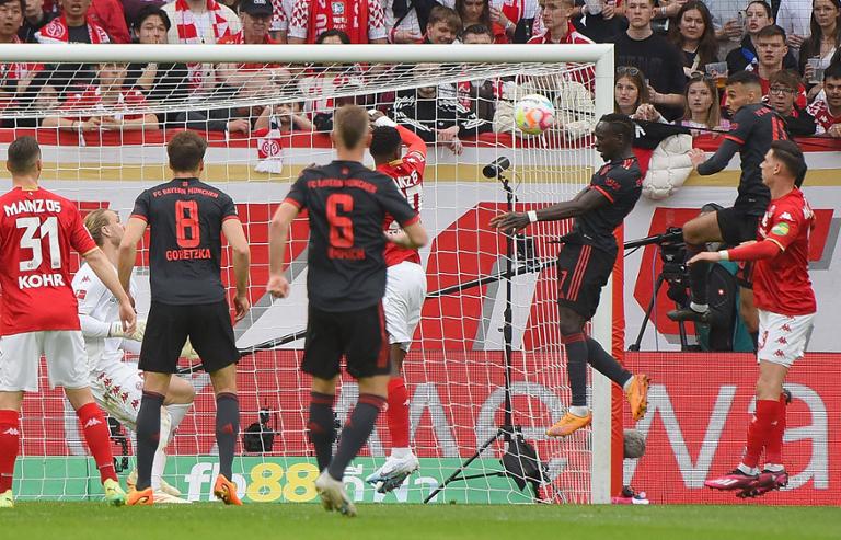 Tuchel ngao ng&aacute;n, ch&ecirc; cầu thủ Bayern đ&aacute; như hết hơi - Ảnh 1