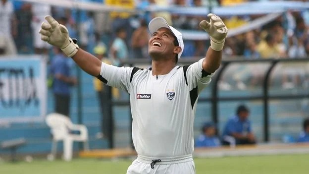 Top 5 cầu thủ sinh ra để đ&aacute; tiền đạo nhưng HLV lại bắt phải l&agrave;m thủ m&ocirc;n - Ảnh 3