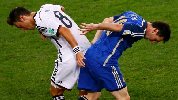 Ronaldo &ldquo;đoạn tuyệt&rdquo; với bạn th&acirc;n Mesut Ozil chỉ h&agrave;nh động n&agrave;y - Ảnh 1