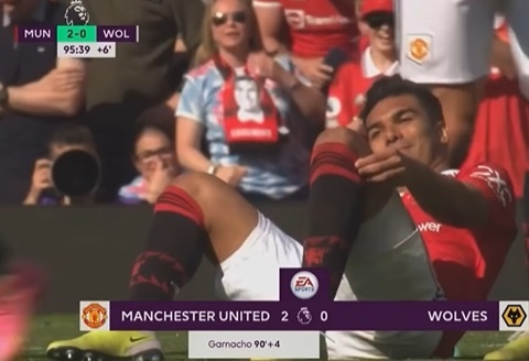 Phản ứng của Casemiro khi tr&ecirc;n s&acirc;n xảy ra x&ocirc; x&aacute;t khiến CĐV bật cười - Ảnh 1