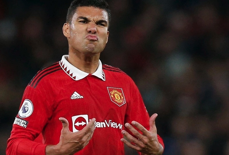 Phản ứng của Casemiro khi tr&ecirc;n s&acirc;n xảy ra x&ocirc; x&aacute;t khiến CĐV bật cười - Ảnh 2